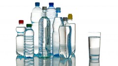 Glas oder Plastik: Woraus wollen wir trinken