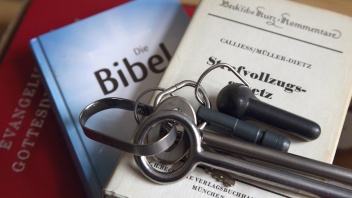 Bibel und Schlüsselbund eines evangelischen Gefängnisseelsorgers