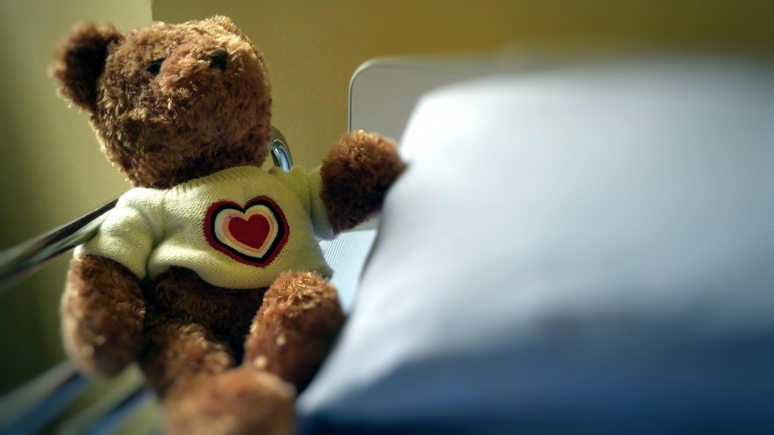 Teddybär an einem Krankenbett