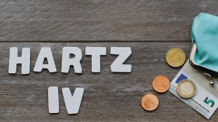 Vorallem Hartz-IV-Sanktionen gegen Familien mit minderjährigen Kindern sollern abgeschafft werden.