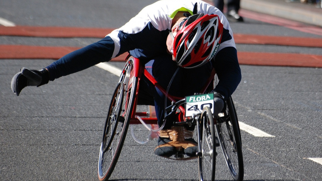 Sportler mit Behinderung im Rollstuhl beim Wettkampf