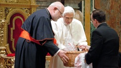 Der Münchner Kardinal Reinhard Marx überreichte dem Papst seinen 85. Geburtstag ein Geschenk.