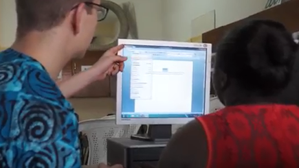 Ein junger Mensch hilft am Computer