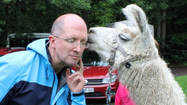 Kuss vom Lama für Präses Thorsten Latzel