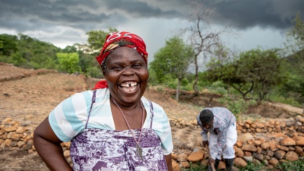 Mit finanzieller Unterstützung von Brot für die Welt hilft eine regionale Organisation in Simbabwe Kleinbauernfamilien, mit den Folgen des Klimawandels zu leben.