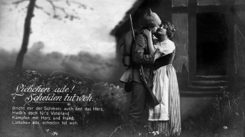 Postkarte aus dem Ersten Weltkrieg mit einem Abschiednehmenden Liebespaar und Volksliedstrophe.