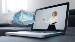 offener Laptop mit einer referierenden Frau im Hintergrund und eine Gesichtsmaske - Montage