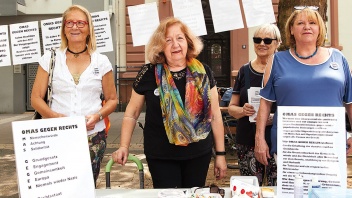 Jutta Shaikh (Mitte) und die Omas gegen Rechts im Juli auf dem Aliceplatz in Offenbach am Main
