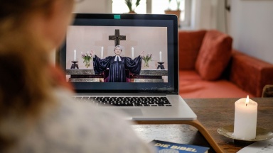 Kirchengemeinden senden ihre Gottesdienste auf Youtube während Corona