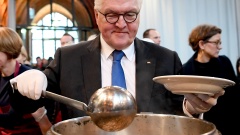 Bundespräsident in Wärmestube der Berliner Kältehilfe in der Heilig-Kreuz-Kirche.