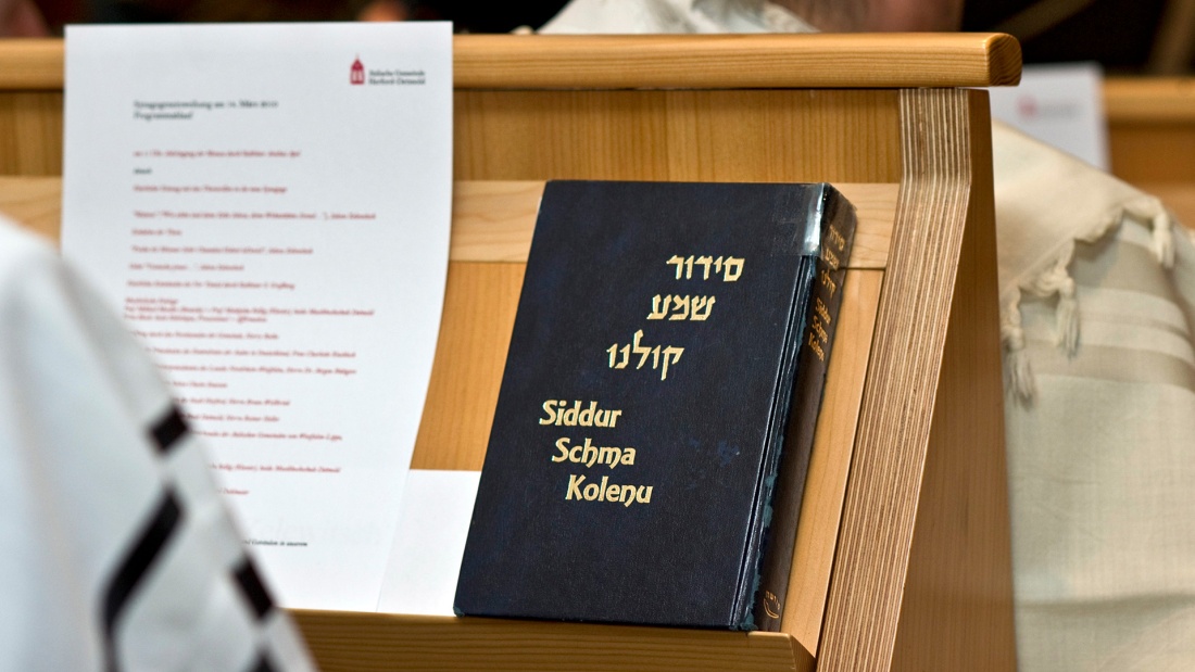 Das jüdische Gebetbuch Siddur steht in einer Synagoge