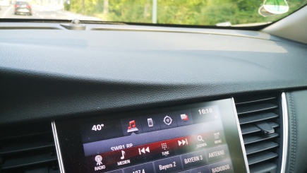 Anzeige der Außentemperatur im Auto bei 40 Grad