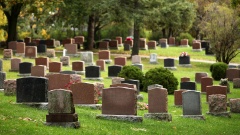 Friedhof mit Grabsteinen