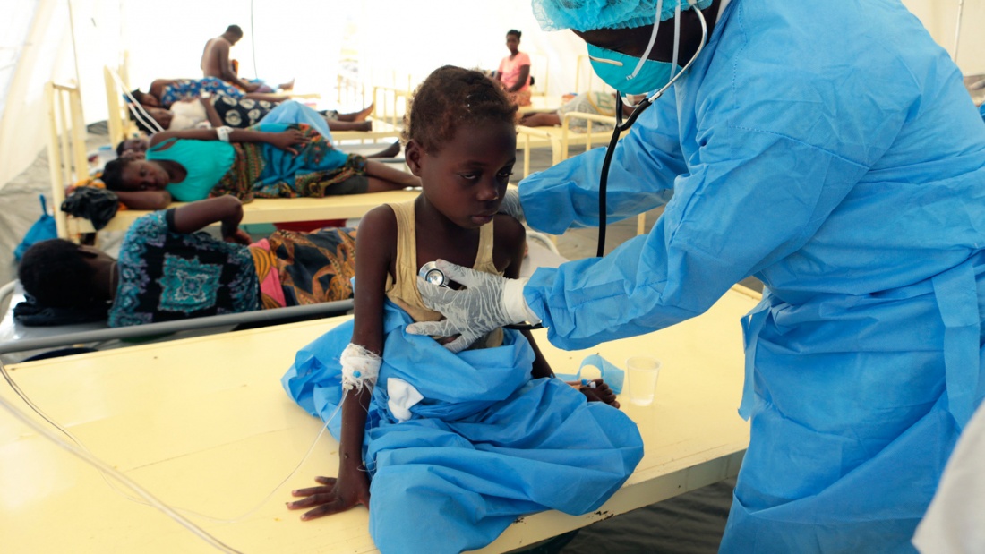 Ein junges Mädchen, das an Cholera erkrankt ist, wird von einem Arzt untersucht. 
