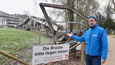 Pfarrer Bernd Bazin vor der zerstörten Fußgängerbrücke nach der Flutkatastrophe vom Juli 2021 im Ahrtal