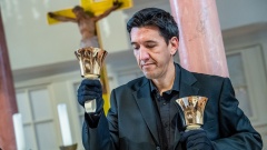 Kirchenmusiker Andreas Pasemann beim Spiel mit Handglocken. Dabei trägt er stets Handschuhe, um die empfindlichen Instrumente zu schützen
