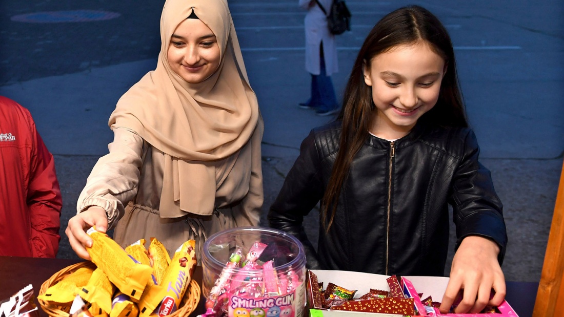 Melisa (15, li.) und Fatmanur (11) kaufen am 18.05.2018 waehrend des Ramadan nach dem Fastenbrechen an einem Stand vor der Veysel-Karani-Moschee in Worms Suessigkeiten. &amp;quot;Ramadan-Huettchen&amp;quot; nennen die Kinder den Verkaufsstand. Waehrend des