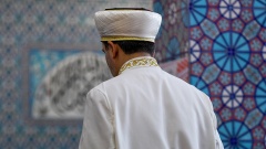 Ein Imam betet in einer Moschee.