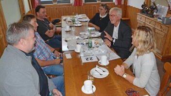 In Tonis Restaurant am Autohof Strohofer Geiselwind hat der bayerische Landesbischof Heinrich Bedford-Strohm (re.) mit drei Fernfahrern gemeinsam gefrühstückt und sich unterhalten.