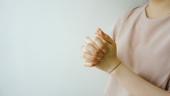 Frau faltet Hände zum Gebet