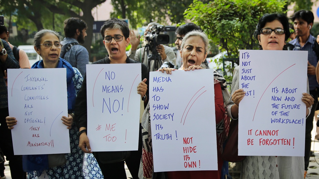 Indische Journalistinnen halten Plakate und rufen Parolen während eines Protestes gegen sexuelle Belästigung am Arbeitsplatz in Neu-Delhi. 