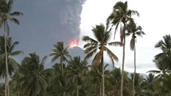 Der Vulkan Soputan auf der Insel Sulawesi spuckt Lava und Asche.