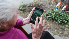 Ältere Dame mit Smartphone
