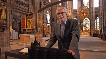 Wolfram Steckbeck vor dem Engelsgruß in der Nürnberger Kirche St. Lorenz