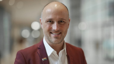 Portrait vom Queer-Beauftragten der Bundesregierung Sven Lehmann 