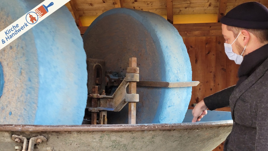 Blaue Azurit-Steine werden in Mühle zu Pigmenten zermahlen