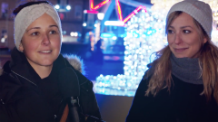 Zwei junge Frauen auf dem Stuttgarter Schlossplatz antworten auf Videoumfrage zu Weihnachsliedklassikern