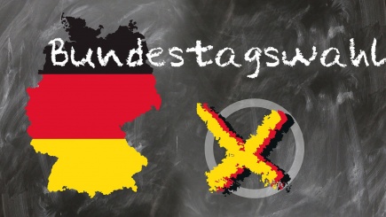 Tafel mit Kreideschriftzug Bundestagswahl und die Deutschlandflagge