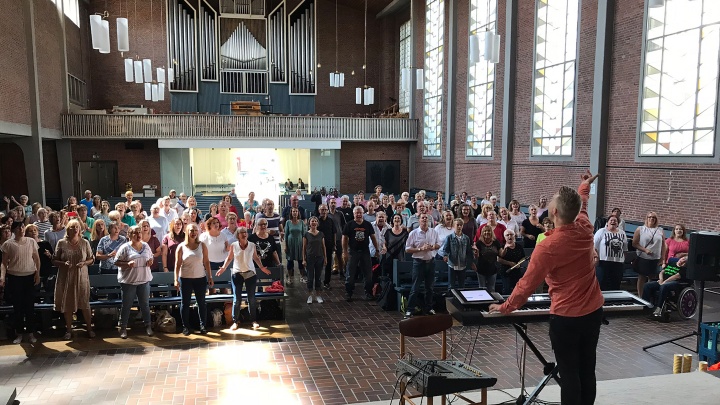 Workshop in der Martin-Luther-Gemeinde mit dem Komponisten und Coach für moderne christliche Musik, Chris Lass. 