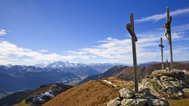Die Pfarrachhöhe ist eine Erhebung in der Hundsteingruppe in Österreich und  fällt durch die drei Kreuze auf ihrem Gipfel auf. Von dort hat man eine wunderbare Sicht auf die umliegenden Almen.