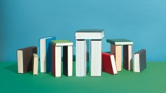 Bücherstapel vor zweifarbigem Hintergrund