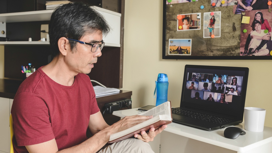 Mann liesst aus Bibel in Online Gottesdienst