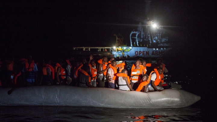 Retter der spanischen Hilfsorganisation Open Arms retteten 87 Migranten in der dramatischen Nachtoperation.