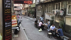Syrer trinken Kaffee in einem Istanbuler Stadtteil, in dem viele Geflüchtete leben.