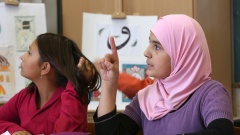 Schülerinnen beim islamischen Religionsunterricht in der Grundschule Sandstraße in Duisburg-Marxloh. 