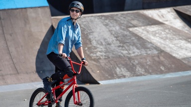EKD-Präses Anne-Nicole Heinrich auf einem BMX-Rad im Skate- und BMX-Park "Sportpiraten" in Flensburg