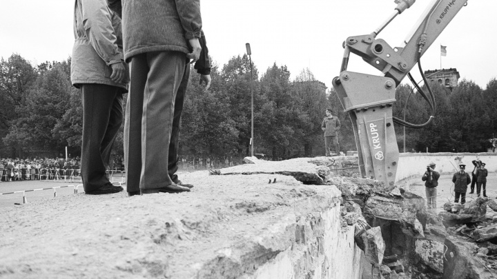 Beginn des Abrisses der Berliner Mauer am Brandenburger Tor 