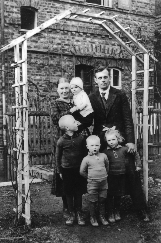 Foto von Paul Schneider mit seiner Frau Margarete und ihren gemeinsamen vier Kindern.