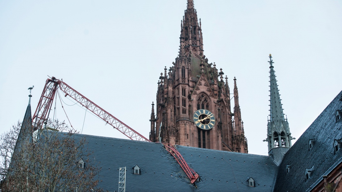 Das Sturmtief Sabine hat einen Dachschaden am Frankfurter Dom verursacht