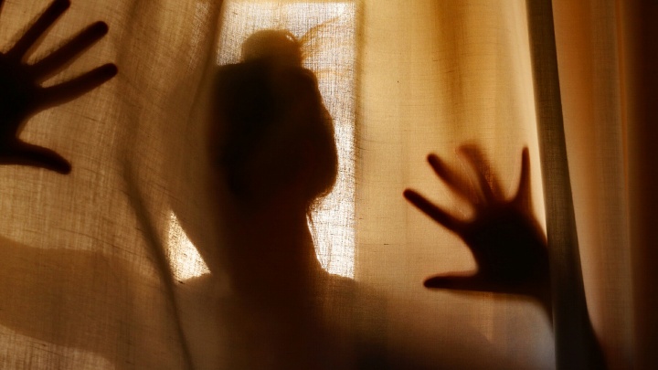 Seit Beginn der Pandemie nimmt die häusliche Gewalt gegen gehörlose Frauen zu. 