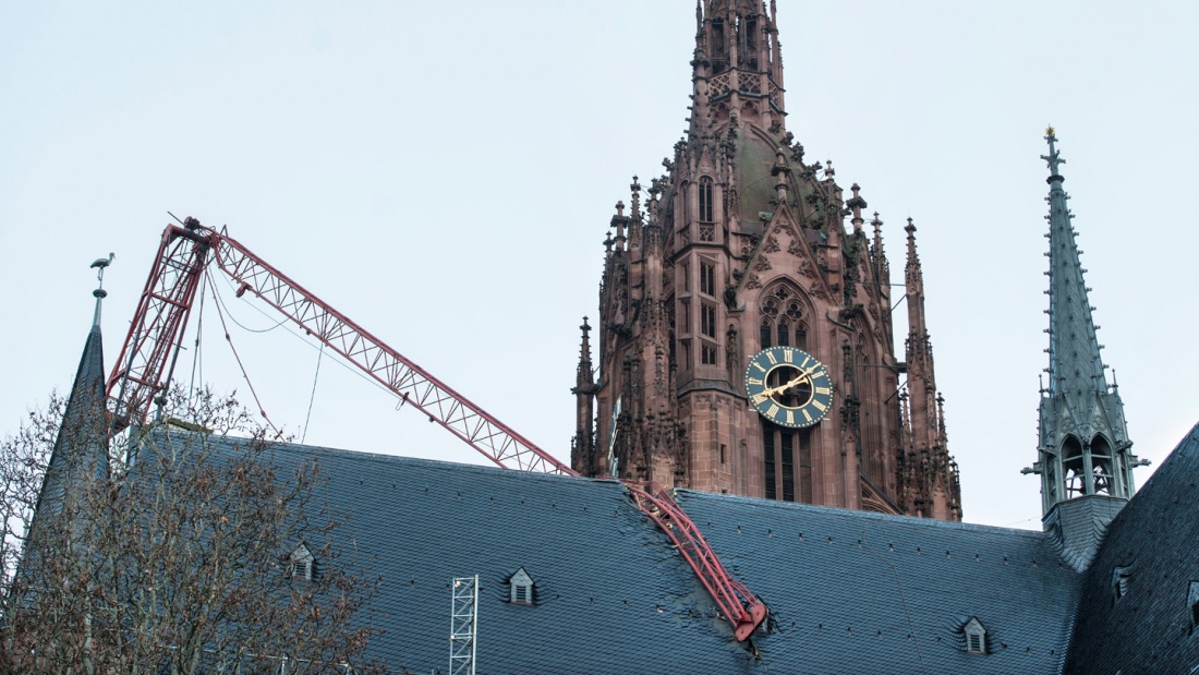 Baukran verursacht Dachschaden am Frankfurter Dom