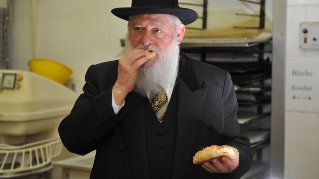 Rabbi in koscherer Bäckerei in Berlin