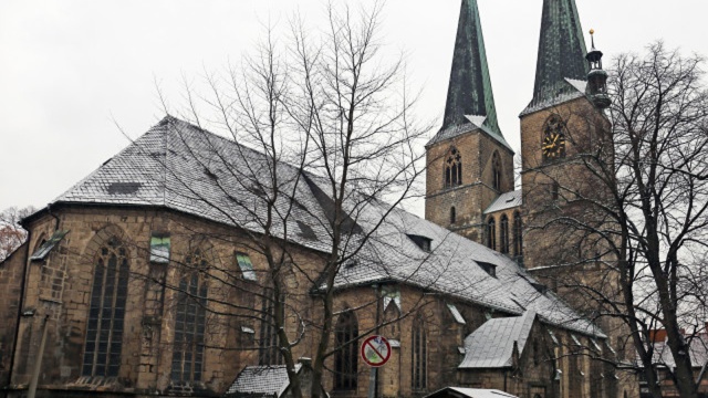Blick auf die Nikolaikirche in Quedlinburg  