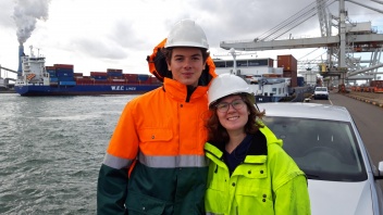 Die Freiwilligen Karl Kücken und Alina Jacobs im Hafen von Rotterdam