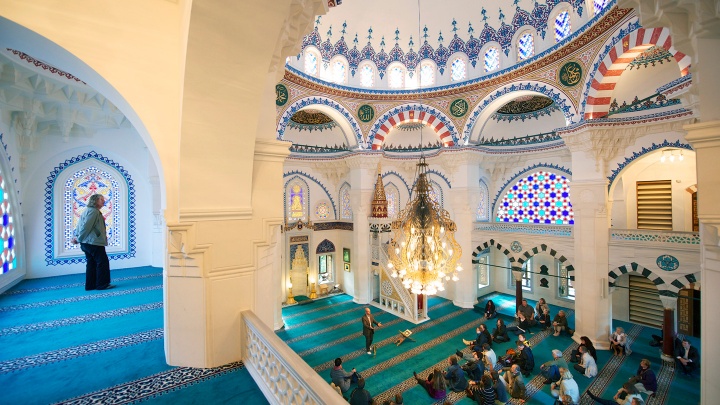 Die Sehitlik Moschee am Columbiadamm in Berlin-Neukölln 