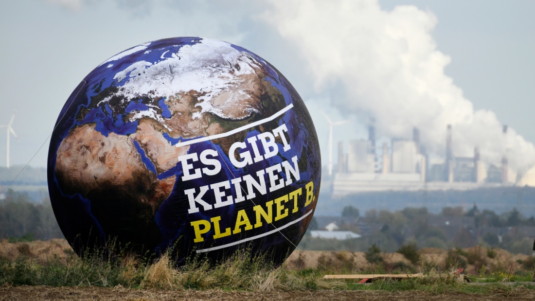 Ein Ballon mit der Aufschrift 2Es gibt keinen Planet B." am Rande des Landesparteitags der nordrhein-Westfälischen Grünen